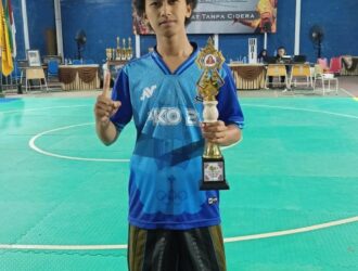 Arya membawa piala juara 3 di ajang kejuaraan Perisai diri Jawa Timur (dok.arya)