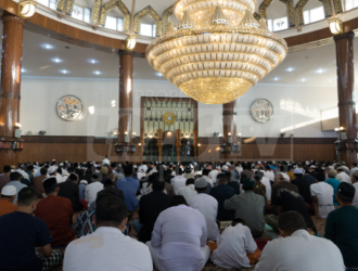 jamaah-tanpa-khususk-saat-mendengarkan-khutbah-kedua-dok.lazissabilillah-TV.png