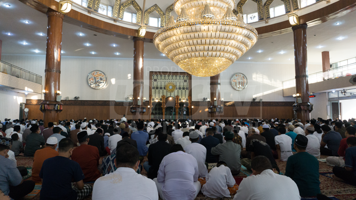 jamaah-tanpa-khususk-saat-mendengarkan-khutbah-kedua-dok.lazissabilillah-TV.png
