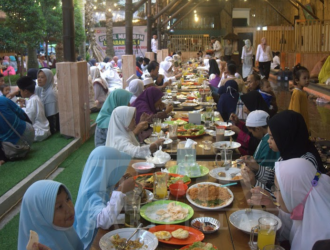 anak yatim makan bersama