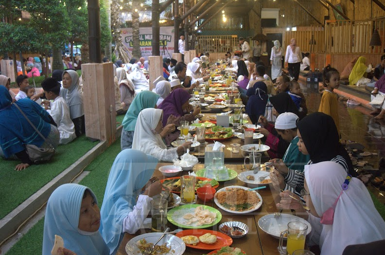 anak yatim makan bersama