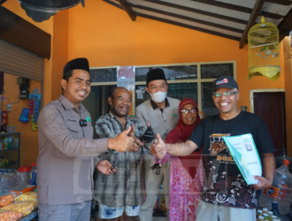 tebar-beras-lansia- (dok.lazissabilillahtv)