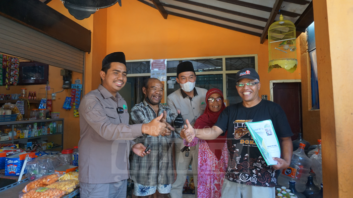 tebar-beras-lansia- (dok.lazissabilillahtv)